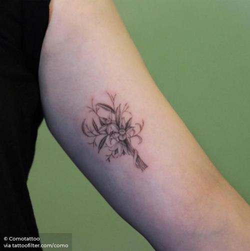 By Comotattoo, done in Seoul. http://ttoo.co/p/29504 flower;small;flower bouquet;lily;single needle;inner arm;como;facebook;nature;twitter;illustrative