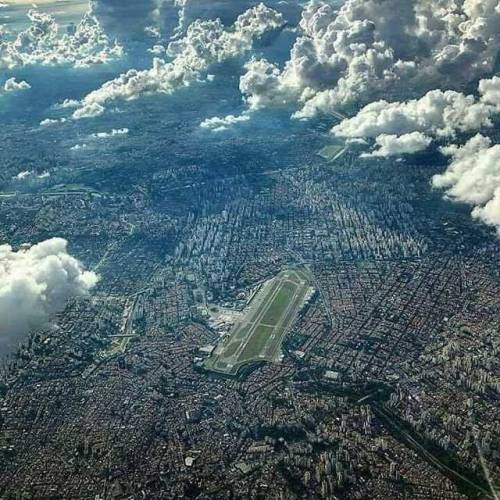 Porta-aviões “CGH Congonhas” navegando no mar de...