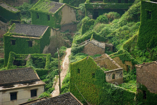 archatlas:Abandoned Chinese Fishing Village Being Swallowed...