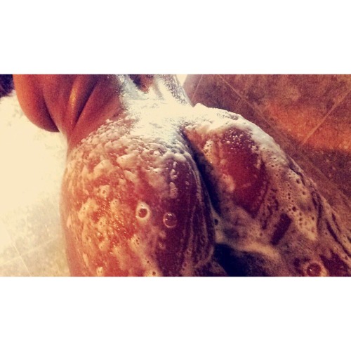 lolafromdanola:Bath time with Lola.