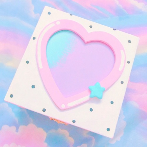 kookybun:mistydreaming:cute little heart jewelry box i painted...