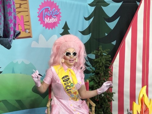 notatrixieblog:Trixie out here feeding the children with these...