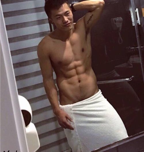 OMNOM! Asian guys~