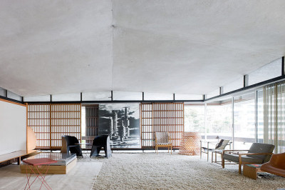 ryanpanos:<br /><br />The Metabolist Sky House | Kiyonori Kikutake | Socks Studio<br />The house the Japanese architect Kiyonori Kikutake (1928-2011) designed and built for himself in 1958, still stands out as a monument to his life-long architectural beliefs. A founding member of theMetabolist movement, Kikutake laid the foundation for an architecture able to intrinsically provide its own rules for growth, and for new models of cities able to develop over new physical grounds. His own Sky-House is an elevated single volume that literally embodies both these key principles on a domestic scale.<br />The house consists of a single 10x10m concrete slab  raised up on 4,5 m high piers located on the central axe of each side, in order to free the corners. The piers also support the concrete roof. The architect’s refusal of functionalism is materialized in an open, flexible floor plan with a central living space and service areas on the sides, which recalls traditional Japanese interiors. All around this single space runs a continuous balcony.<br />