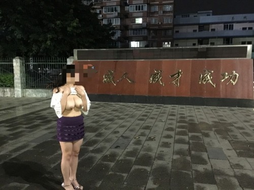 wqcswqcs:baibaioner:baby-bobo:母狗在家裏 漏出，E罩杯...