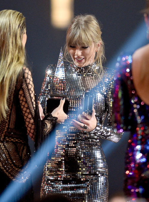 lovestory:Taylor accepting her award for Tour of the Year at the...