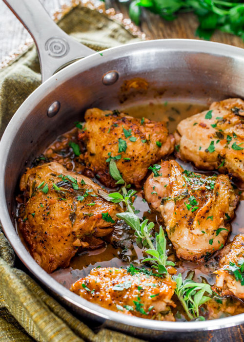 foodffs:CHICKEN IN GARLIC AND HERB SAUCEReally nice recipes....