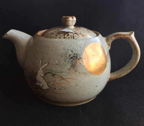 thekimonogallery:Moon Hare Teapot.  Akyūsu (small teapot) made...