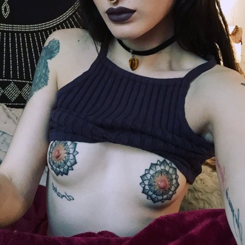 Extreme tattoos und piercings bei frauen