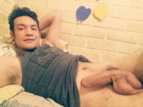 guanacoshot:Rico salvadoreño mostrando esa rica verga si te...