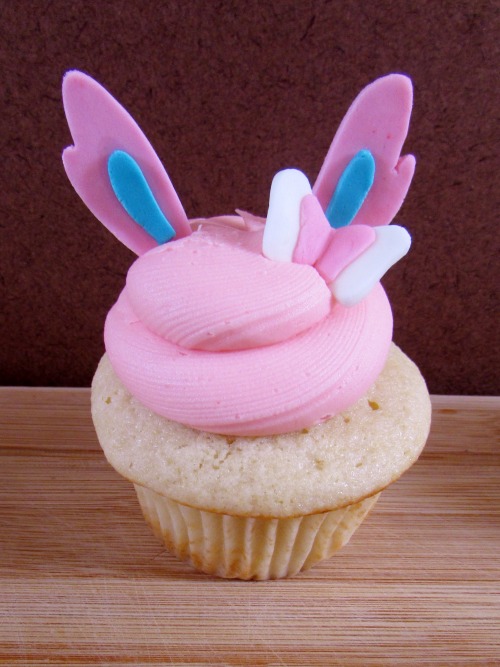 captnmcd:Eevee Cupcakes! buttercream swirl with fondant...