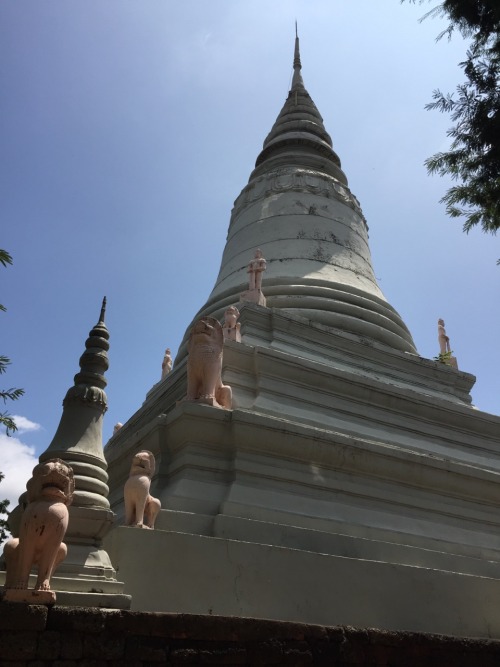 8th Oct 2015We visited Wat phnom, central market and Chroy...