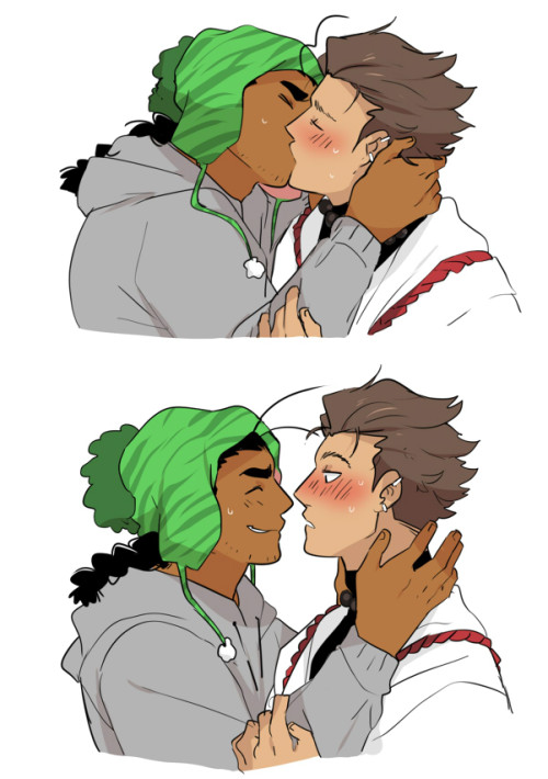 moosopp-art:I got commissioned to draw my OCs kissingGod...