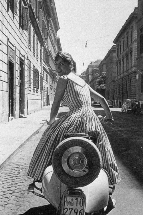 modbrother:Everything’s fine on a Vespa…