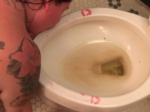 ideas4drmgirl69:Crystal making out with a dirty toilet this...