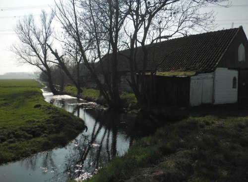 Ik rij niet vaak meer over de A1 sinds ik in Dronten woon, maar vandaag wel, omdat ik een dierbare vriendin naar Amsterdam moest brengen. Op de heenweg zag ik vanuit mijn ooghoek een verlaten boerderij. Kan gebeuren, en ik besteedde er verder weinig...