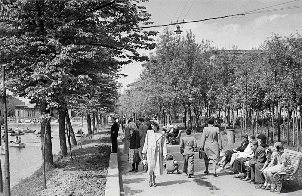 Chistye Prudy (’Clear Ponds’) in Moscow, 1950. Photo by G. Korabelnikov.