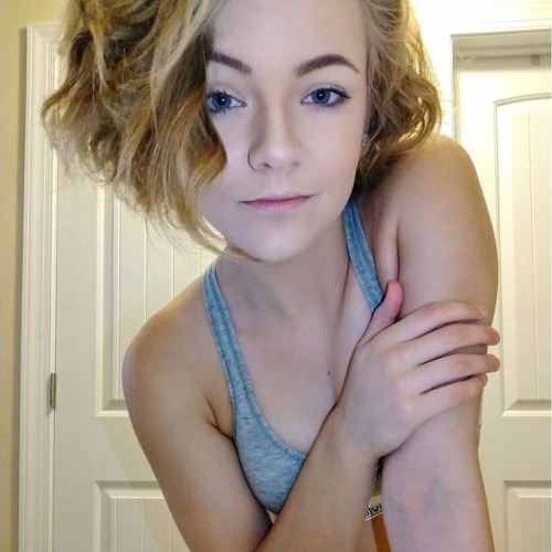 girlswholikegirls:Hi, my name is Camryn, I’m 19, pan, in NC,...