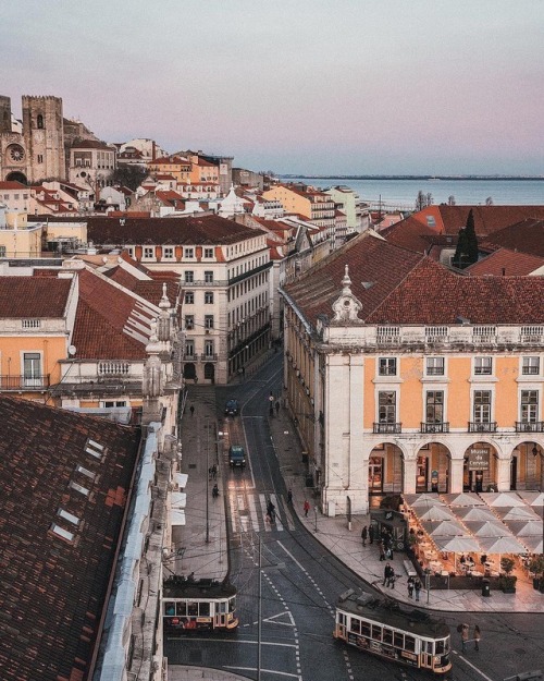 リスボンの街並みと海