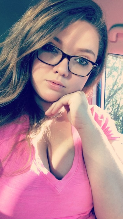 whiskeyybentanddhellboundd:When you’re stuck in the car bored…...