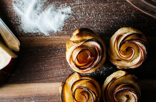 sweetoothgirl:Mini Puff Pastry Apple Roses