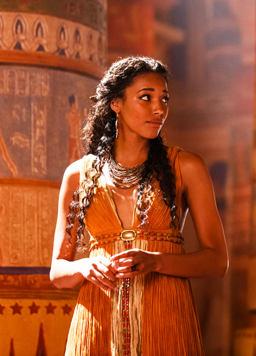 Kylie Bunbury In Tut 2015