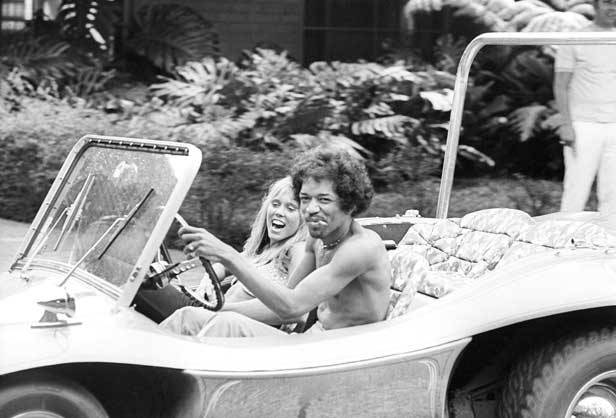 lostin70s:
“ Jimi Hendrix driving a dune buggy, 1968.
”