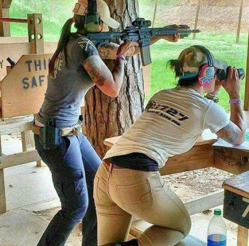 girls-guns-gold: