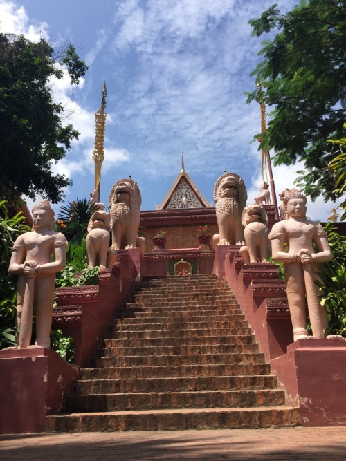 8th Oct 2015We visited Wat phnom, central market and Chroy...