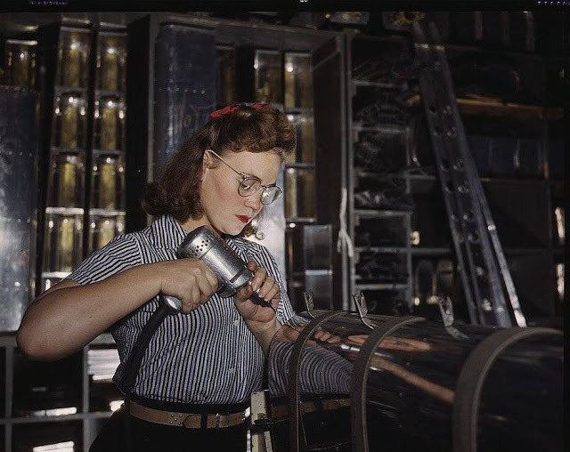 sweetappletea:
“ rouquinoux:
“ The real Bomb Girls in wartime in USA, in the 40’s.
”
HELL YEAH
”
