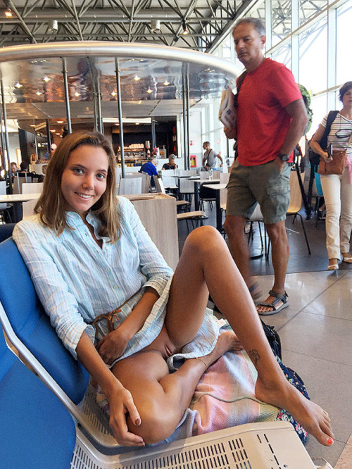 upskirt-public:Cheeky Smile http://tiny.cc/reswiy