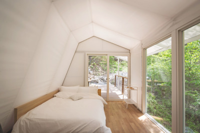 Bedroom facing a forest in a glamping site in Gyeonggi Province, South Korea [2000×1333]