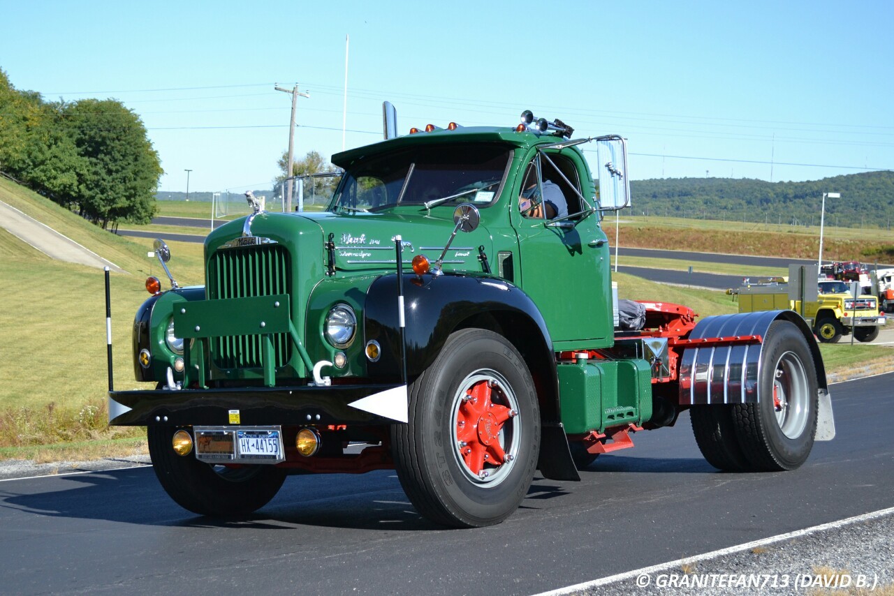 Semitrckn — Mack B-61 Classic