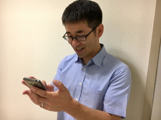 スマホを触る南高愛隣会の現場スタッフの写真