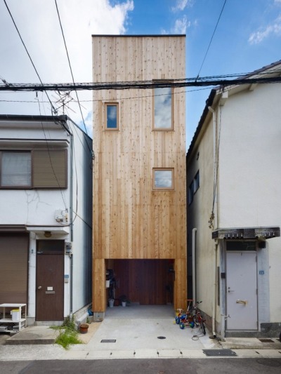 goodwoodwould:Good wood - bought a bit of land but it’s too narrow to build a house on? Well you need to call these guys… Japanese studio FujiwaraMuro Architects has completed an exceptionally narrow (2.5m wide only!!!) timber house in Kobe, featuring an atrium that allows daylight to reach each of its levels. 