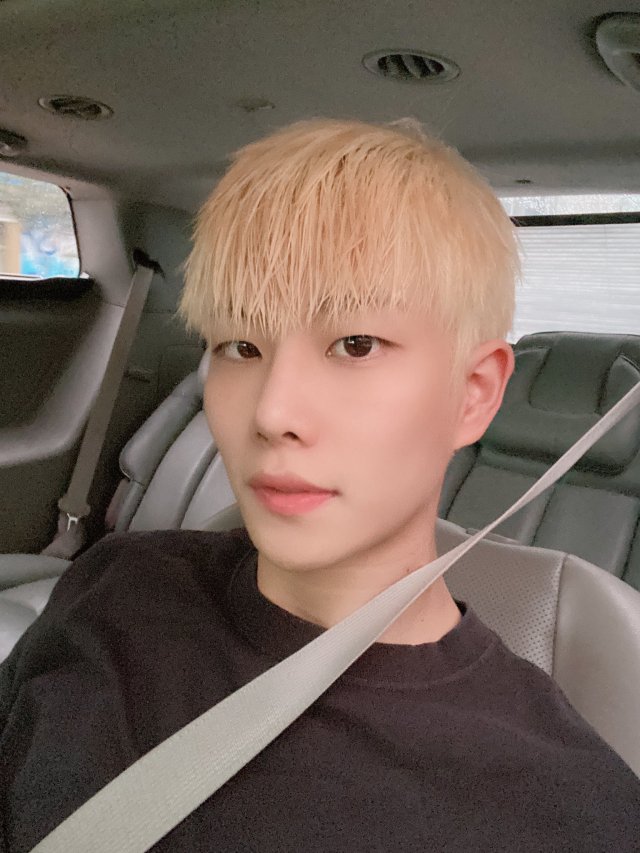 200713 ASTRO twitter update ENG: Guys carry an umbrella!!! 😍 Writer M-Umbrella #BeCareful #NotToGetCaughtInThe #Rain (cr....