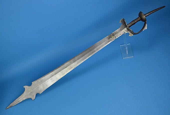 victorian-swords-massive-indian-khanda-sword-with-unusual-blade