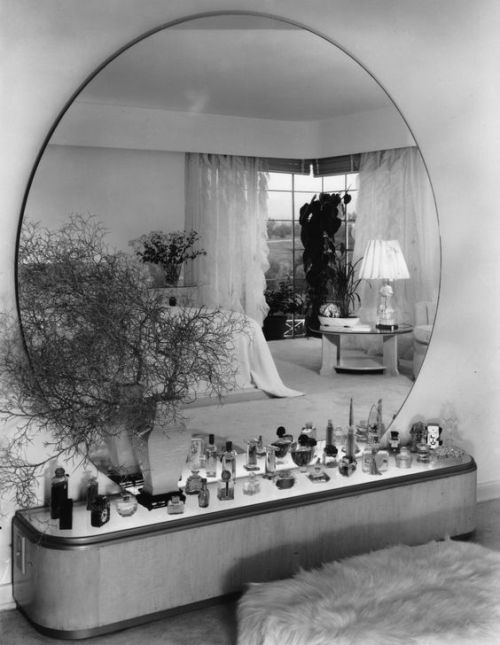 move-and-still:1938 vanity