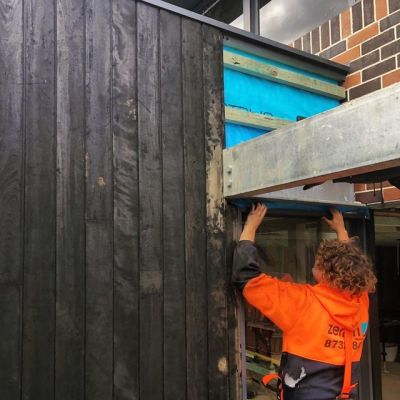 We are so excited to see this deep charr shiplap wall cladding from @ecotimbergroup go up on our Hunters Hill build
