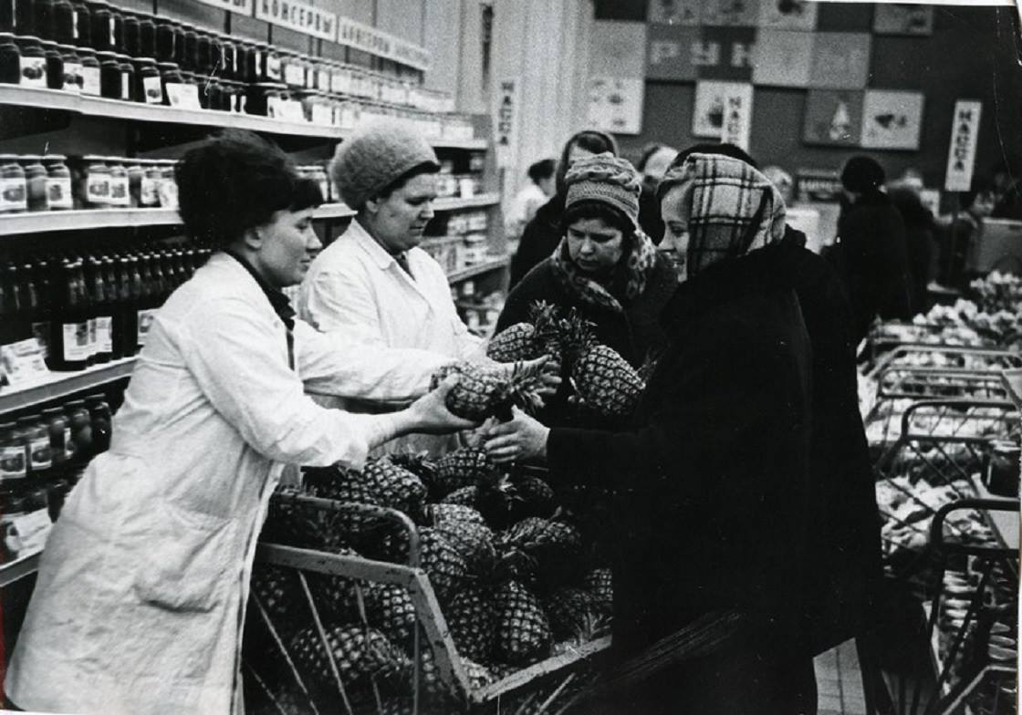 Store #19 in Moscow (1971)
(Как перевести «Ананасы завезли»?)