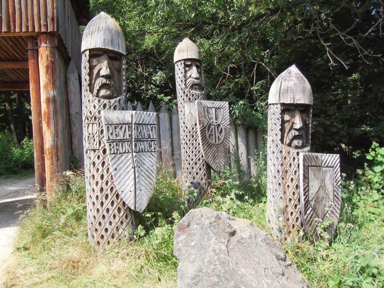 Slavic totems in the Będkowice archaeological... - lamus dworski