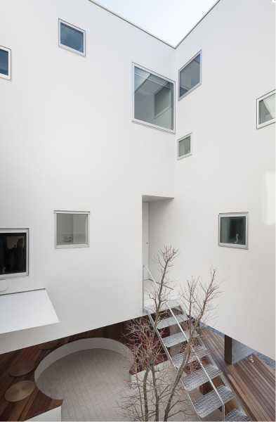 ombuarchitecture:<br /><br />Casa-sakanoueBy acaa / Kazuhiko Kishimotovia Japan Architects