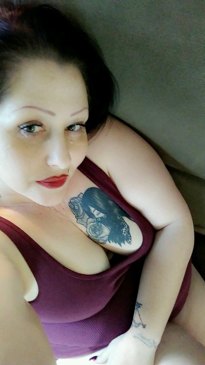 queeniegreeneyez:Relaxing after work… Had a long hard day…...