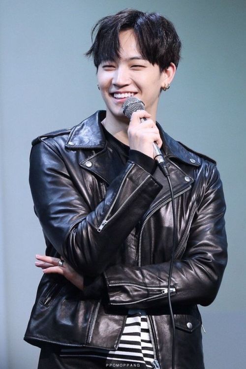 imjaebumisdaddyasfuck:JB in a leather jacket being daddy af...