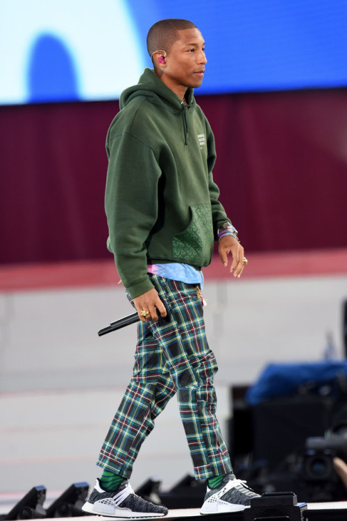 sk8brdp:Pharrell performs at the One Love Manchester concert