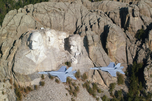 photoyage:Mount Rushmore (May 11, 2006) Two F/A-18E Super...