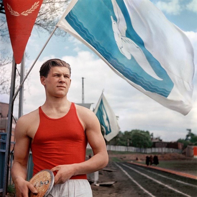 Robert Zubtsov with discus (1952)