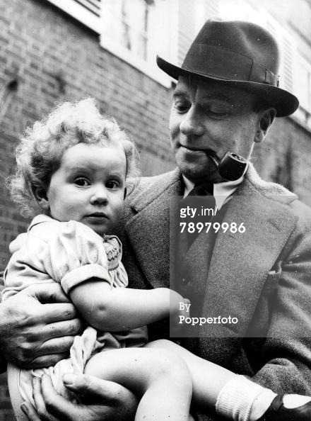 Flammentanz — Sir Ralph Richardson with his wife Meriel Forbes...