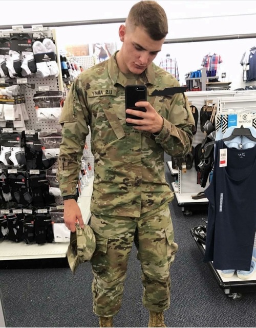 mikesarmymen:“Hey I’m looking pretty good here in uniform...