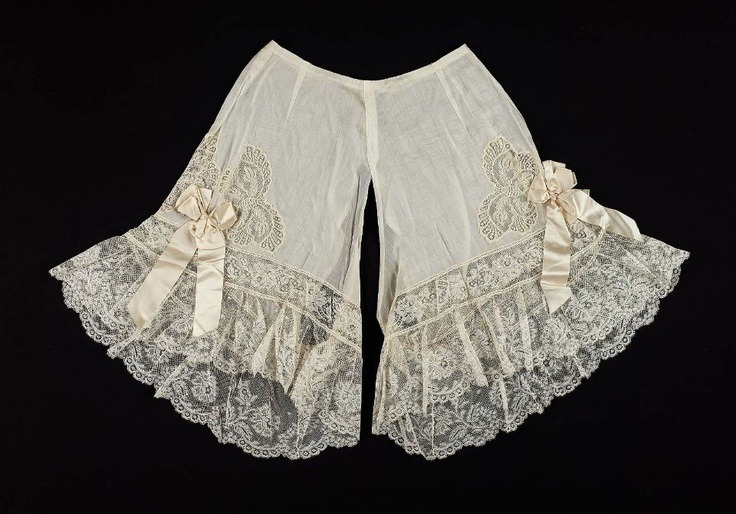 sidknee23:
“BLOOMERS!!!
oorequiemoo: Pair of drawers French, About 1900 France
”